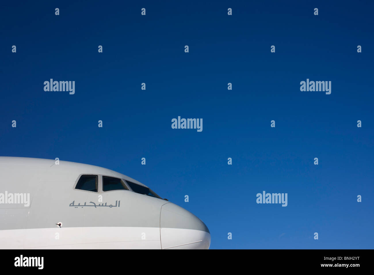 Ein Boeing 777ER (Extended Range) Verkehrsflugzeug, die Fluggesellschaft Qatar Airways angehören, basiert, die in dem Golfstaat. Stockfoto