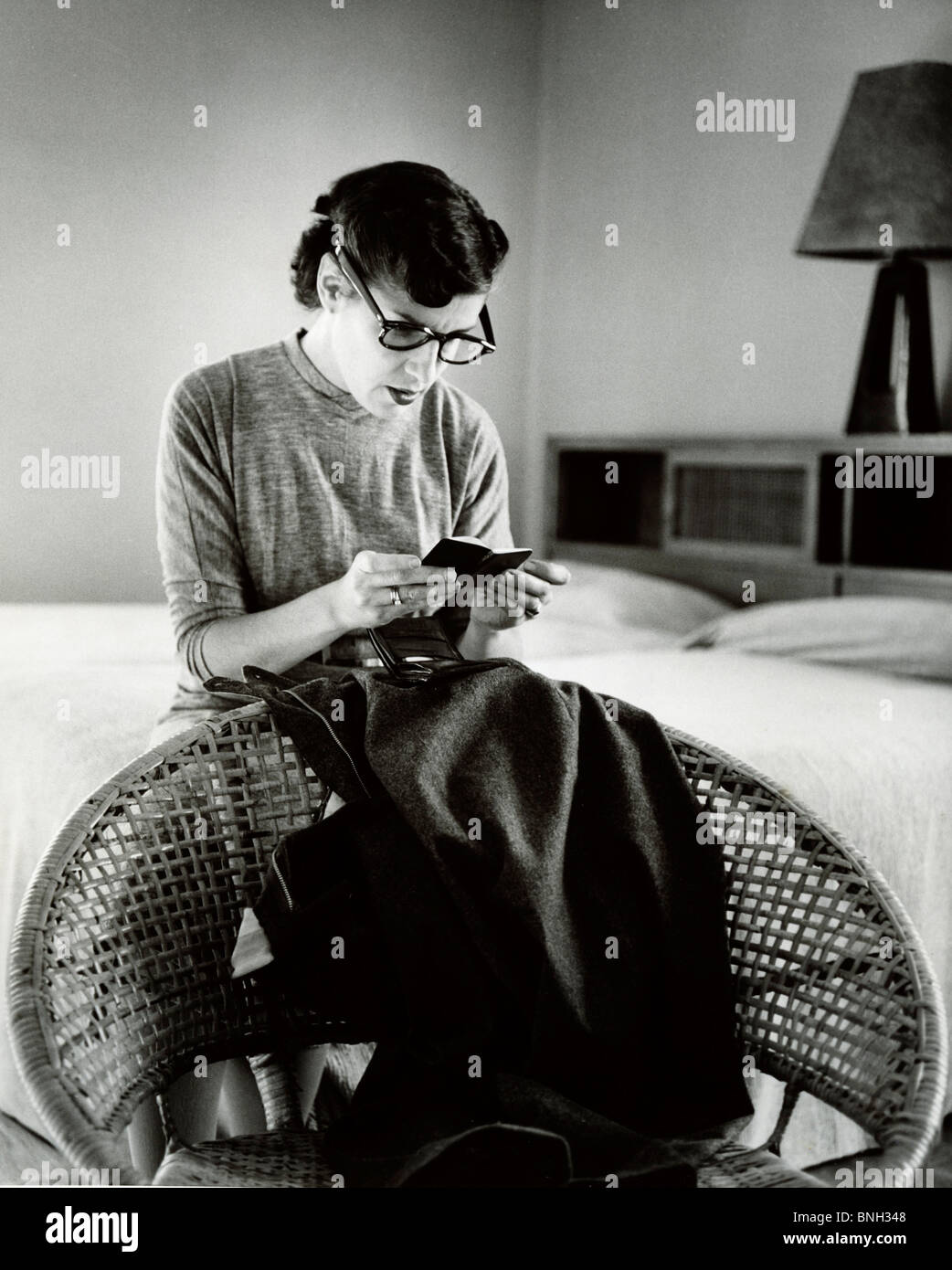 Junge Frau betrachten ein Tagebuch Stockfoto