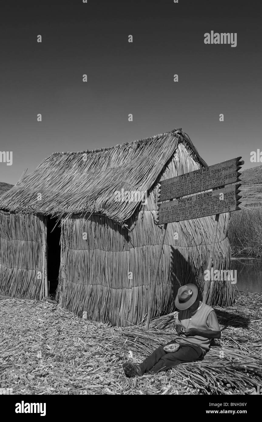 Mann macht Reed Souvenirs, Titicacasee, Bolivien Stockfoto
