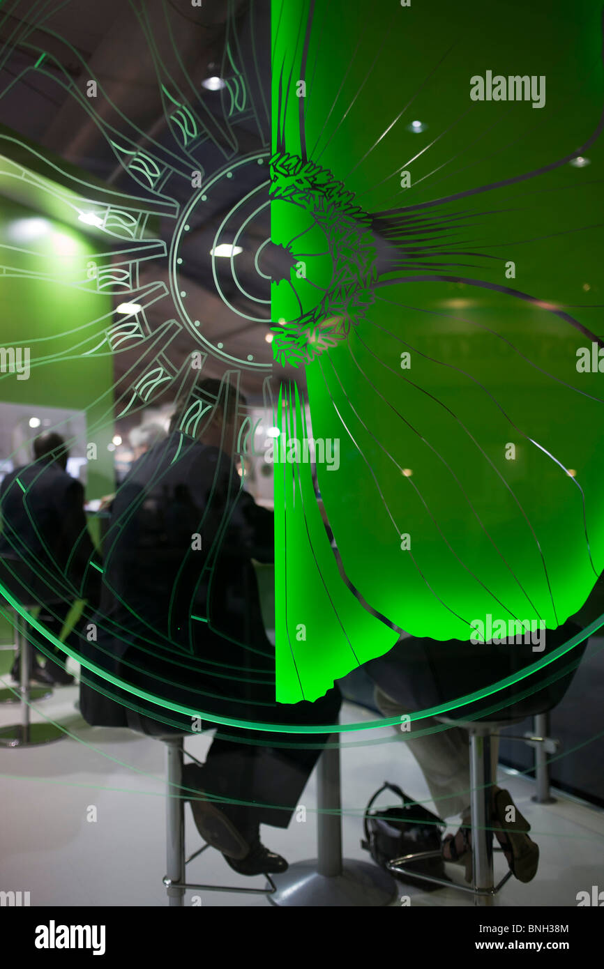 Besucher der Ausstellung von General Electric (GE) stehen im englischen Farnborough Airshow. Stockfoto