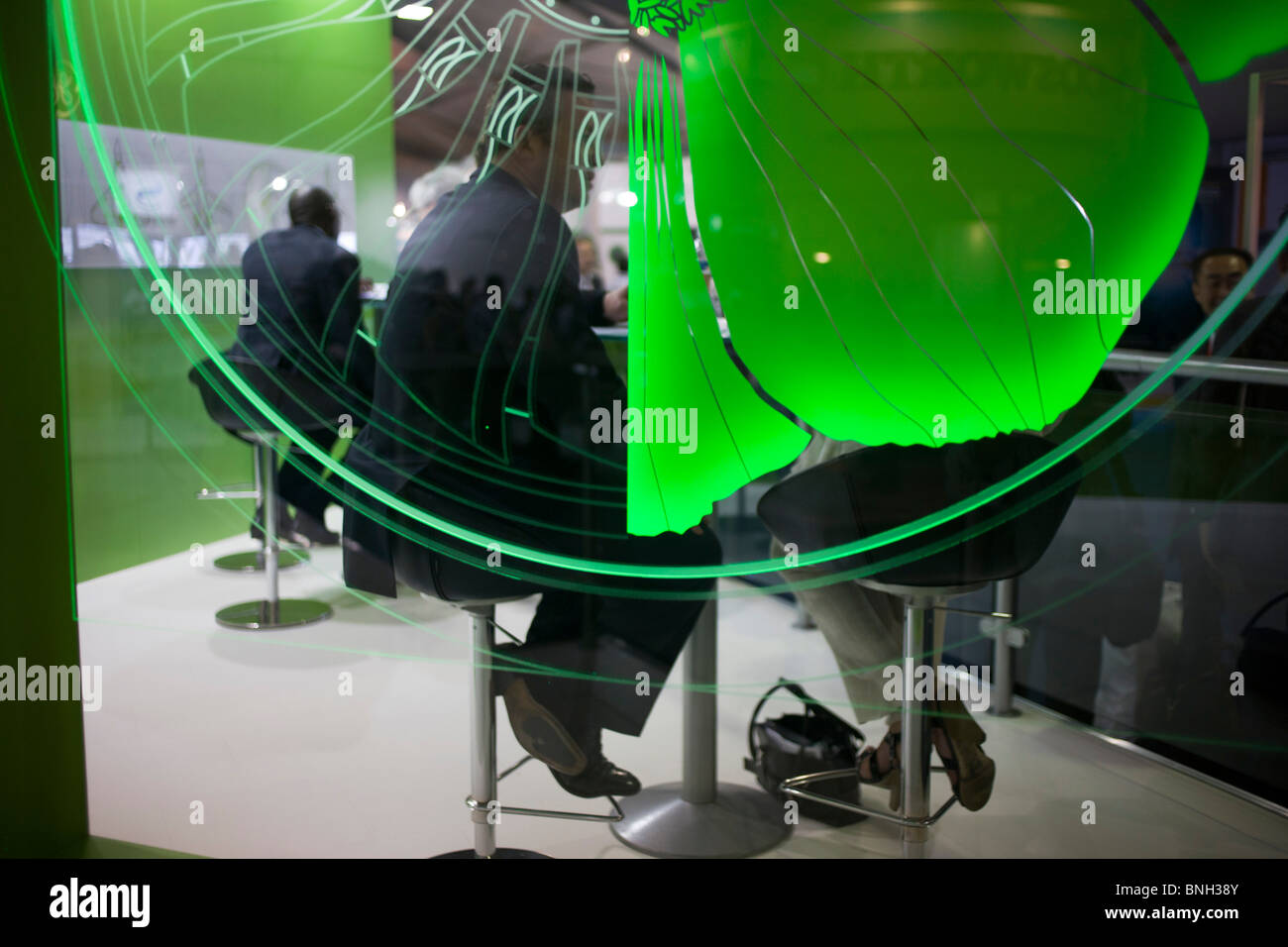 Besucher der Ausstellung von General Electric (GE) stehen im englischen Farnborough Airshow. Stockfoto