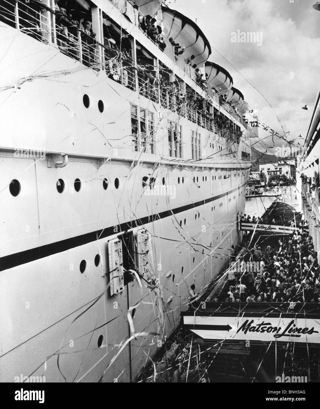 Astronauten auf einem Schlauchboot in der Nähe von einer Raumkapsel, Gemini VII Raumfahrzeug, 18. Dezember 1965 Stockfoto
