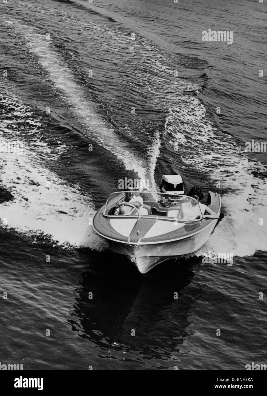 Erhöhte Ansicht eines jungen Paares in einem Motorboot Stockfoto