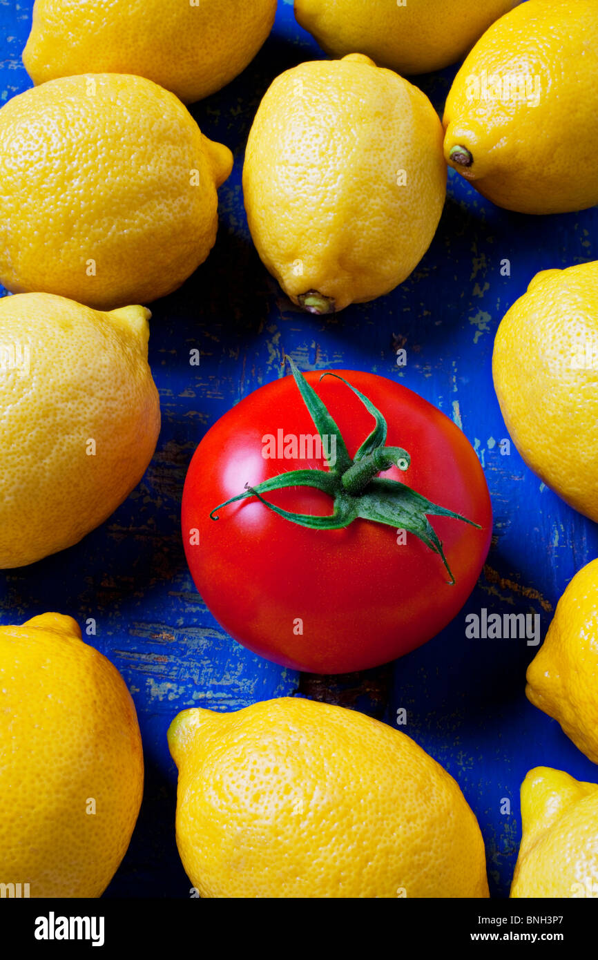 Einzigen Tomate mit Zitronen Stockfoto