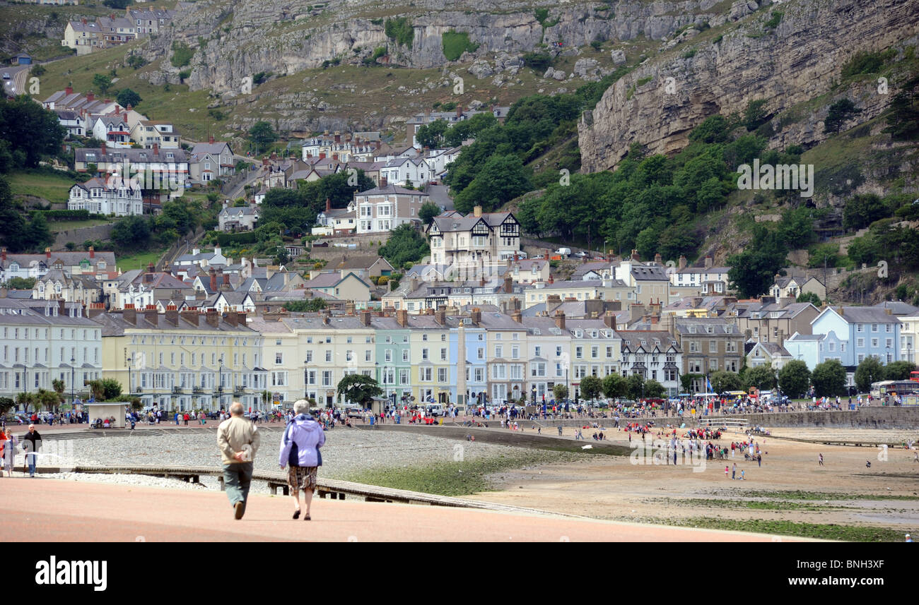 Llandudno Meer, Promenade, Blick auf Häuser auf den Great Orme, Wales, UK Stockfoto