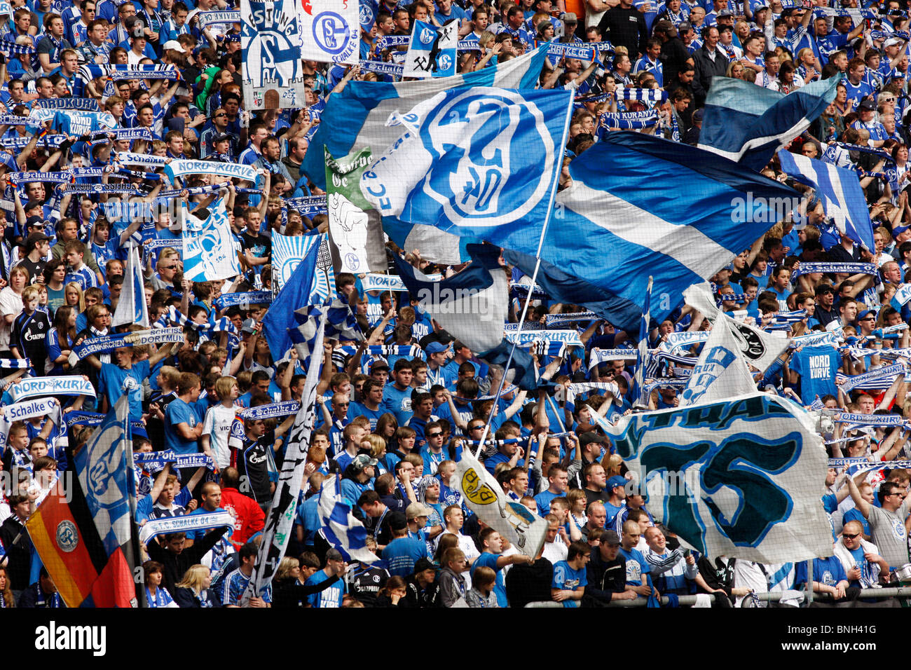 Fußball, Fußball, Unterstützer der deutsche Major League Fußballverein Schalke 04 in der Veltins-Arena-Stadion. Stockfoto