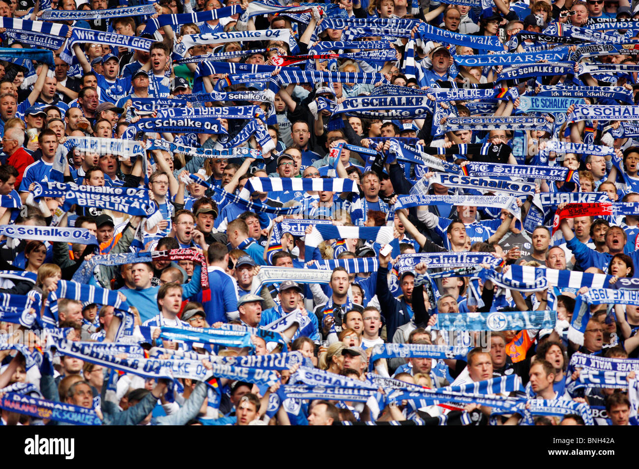 Fußball, Fußball, Unterstützer der deutsche Major League Fußballverein Schalke 04 in der Veltins-Arena-Stadion. Stockfoto