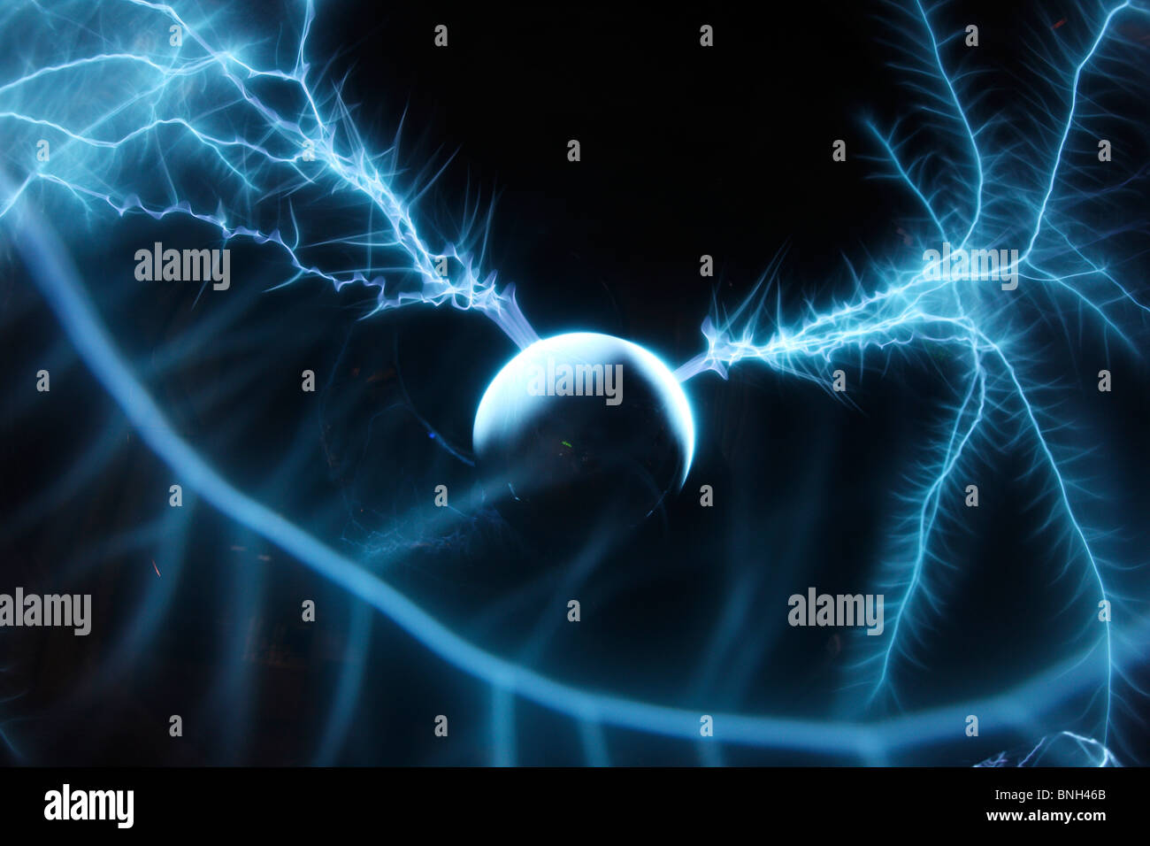 Plasma Lampe Blitz Kugel Erzeugt Kunstliche Blitze In Eine Glaskugel Stockfotografie Alamy