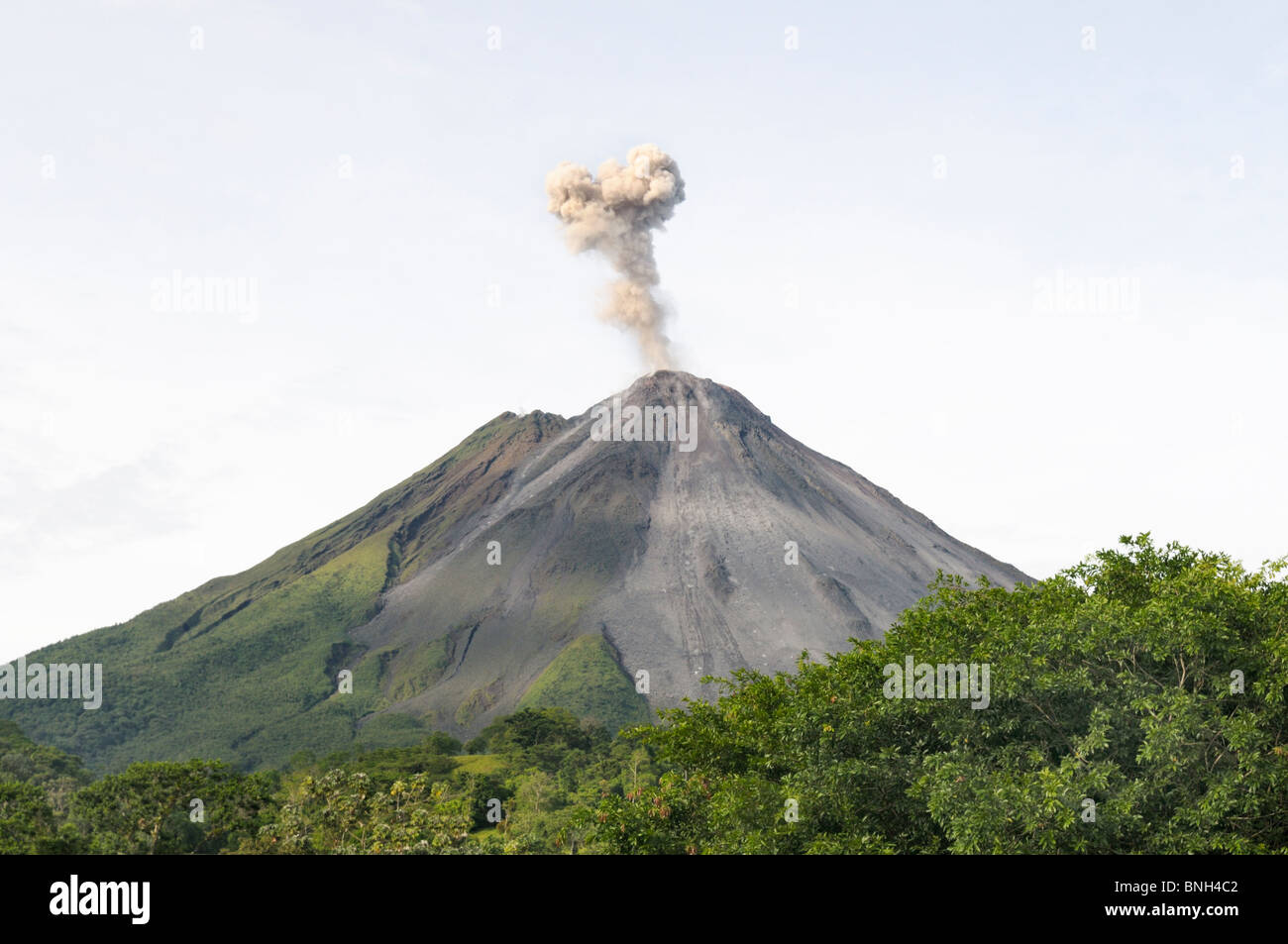 Arenal Vulkan loslassen gas Cloud, La Fortuna, Costa Rica Stockfoto