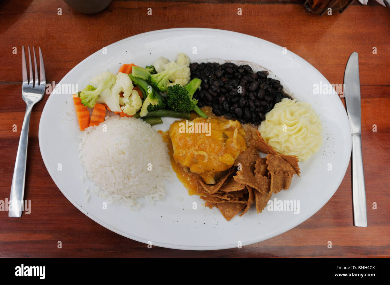 Typische costaricanische Essen, Comida Tipica.  Fleisch (Huhn), Gemüse, Reis und Bohnen (Gallo Pinto).  Restaurant in La Fortuna Stockfoto