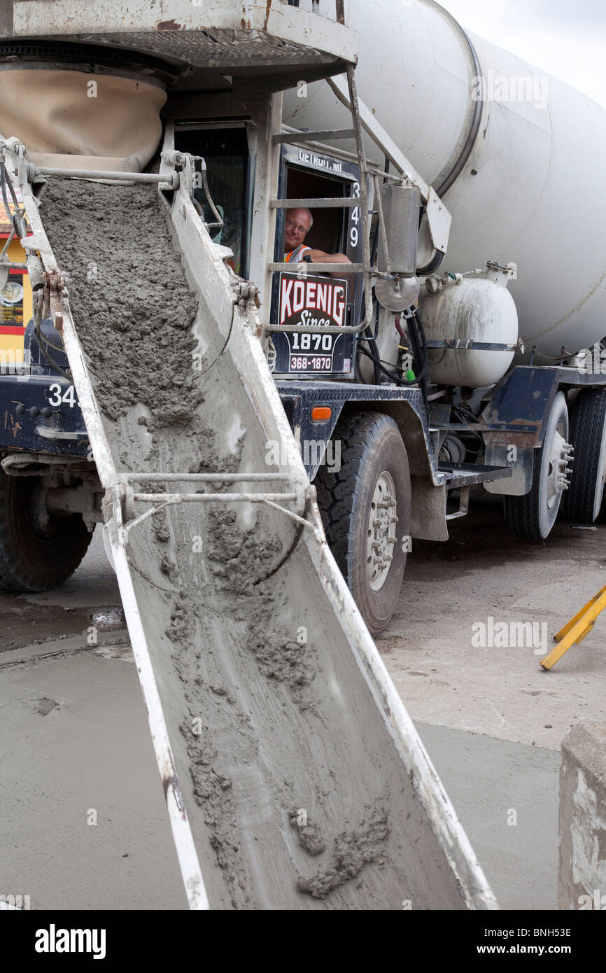 Detroit, Michigan - Fahrer der Betonmischer entlädt seine Ladung. Stockfoto