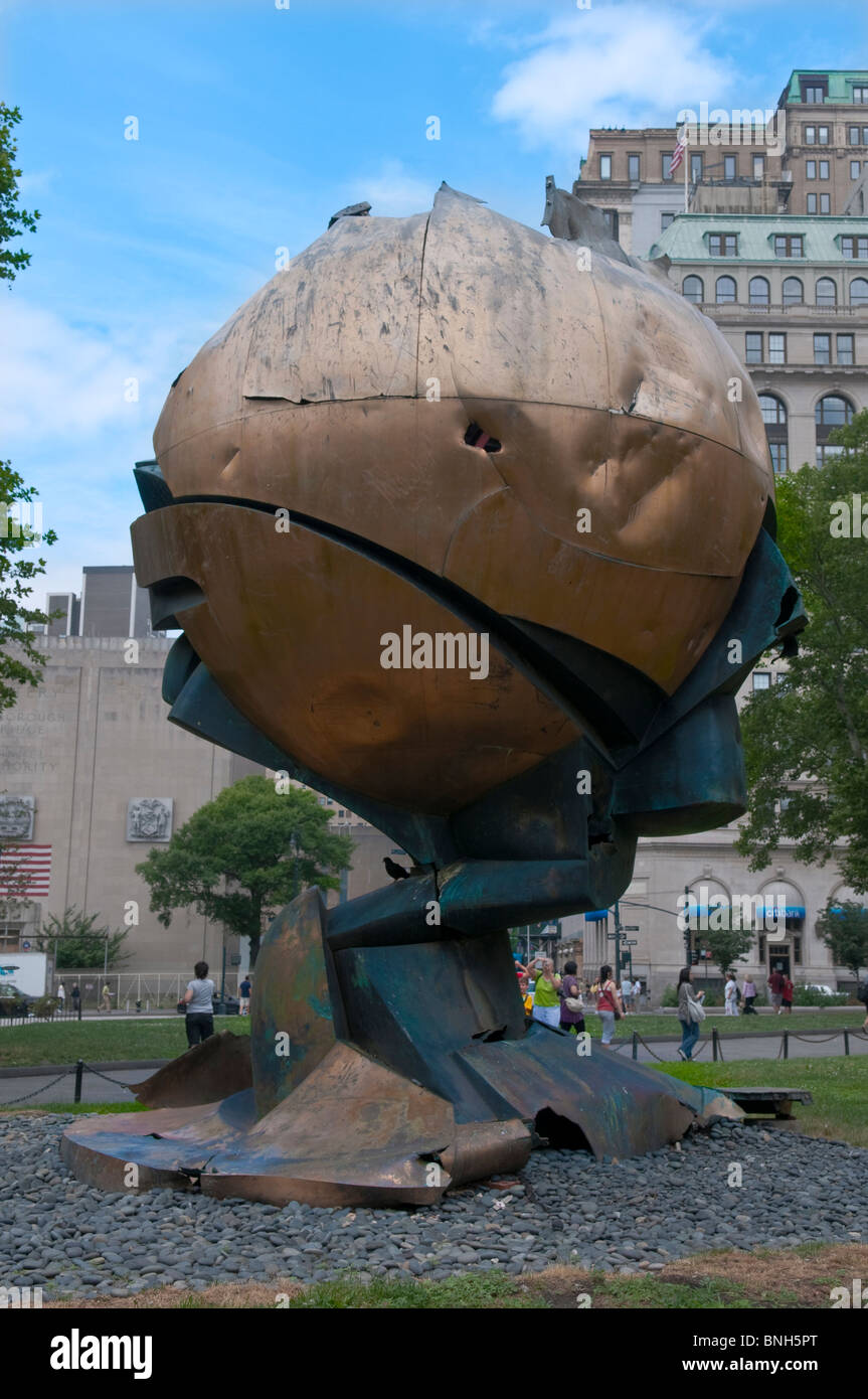 Seit drei Jahrzehnten berechtigt diese Skulptur auf dem Platz des World Trade Center stand "The Sphere" vor dem Terroranschlag Stockfoto