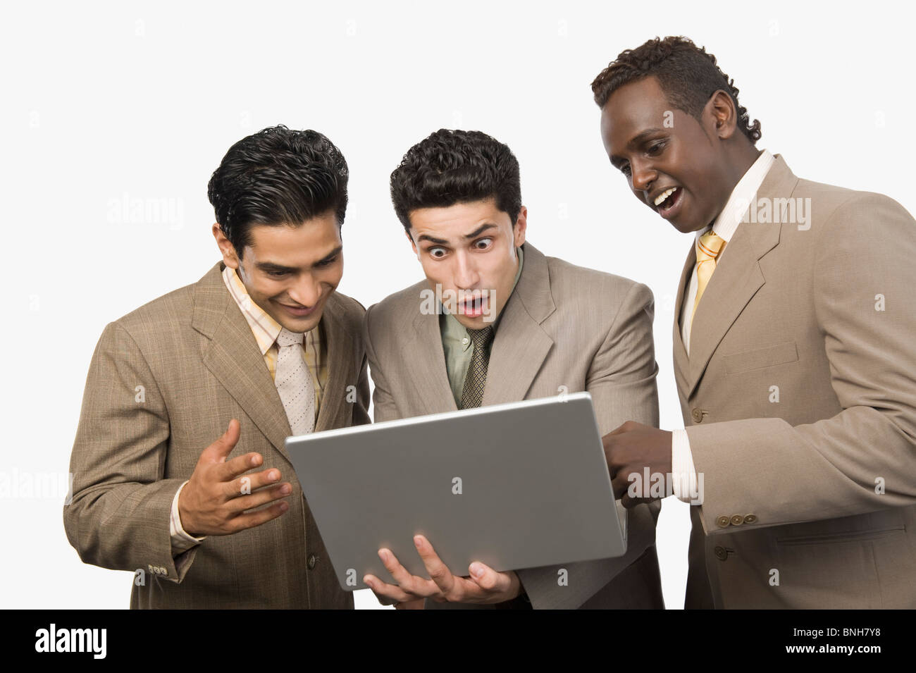 Drei Geschäftsmänner stehend mit einem laptop Stockfoto