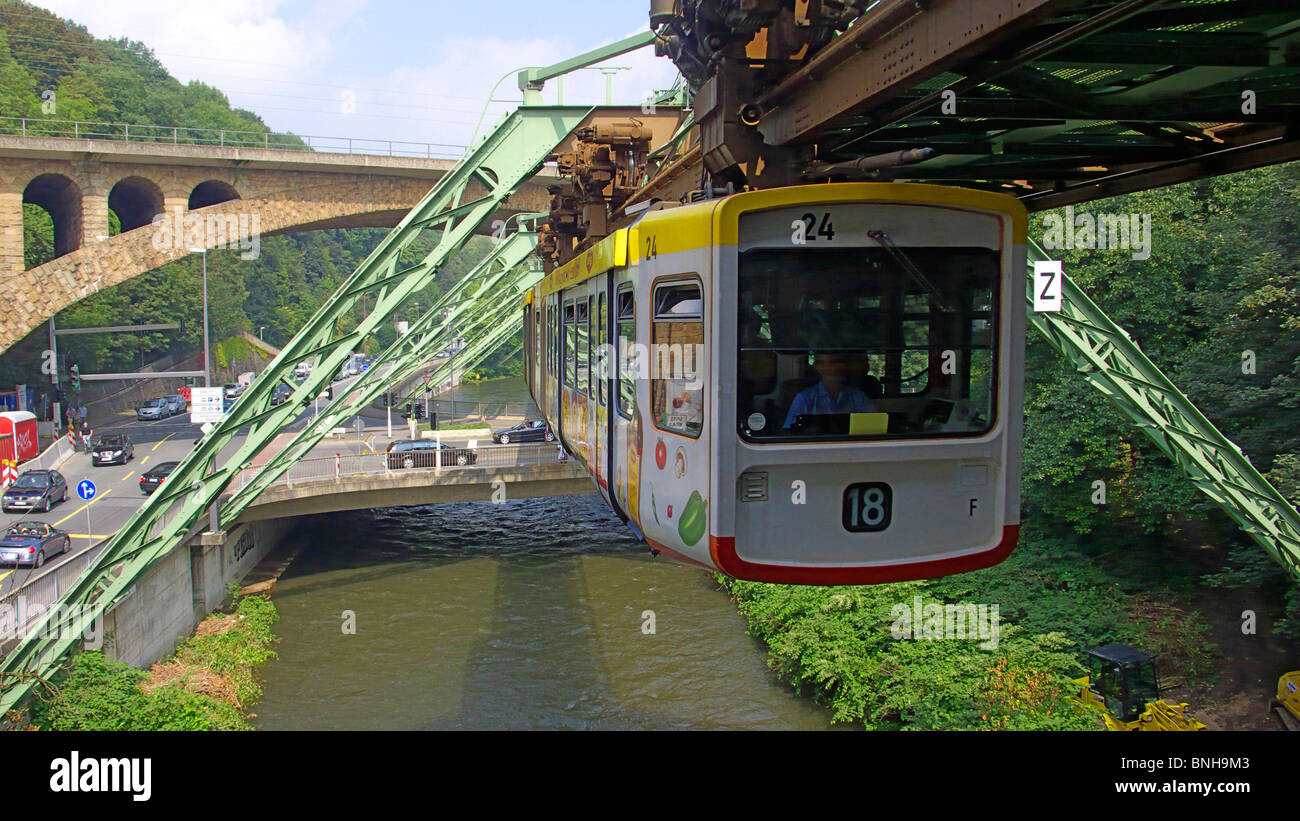 Deutschland Wuppertal Stadt ausgesetzt Einschienenbahn Wupper Bergisches Land Nordrhein-Westfalen Sonnborn Schwebebahn Bahnhof Zoo Stockfoto