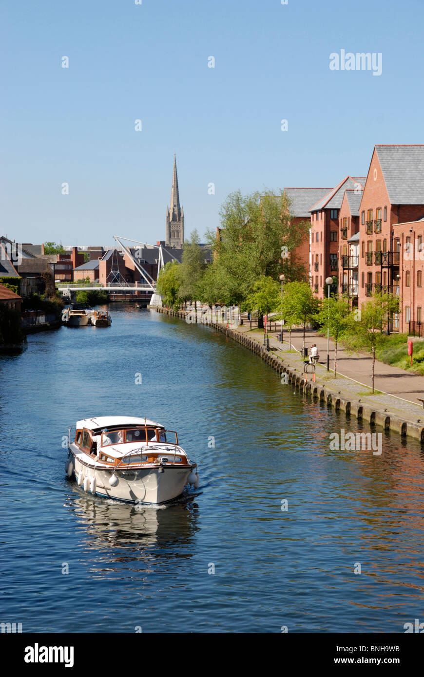 Boot auf dem Fluss Wensum, Norwich, Norfolk, England Stockfoto