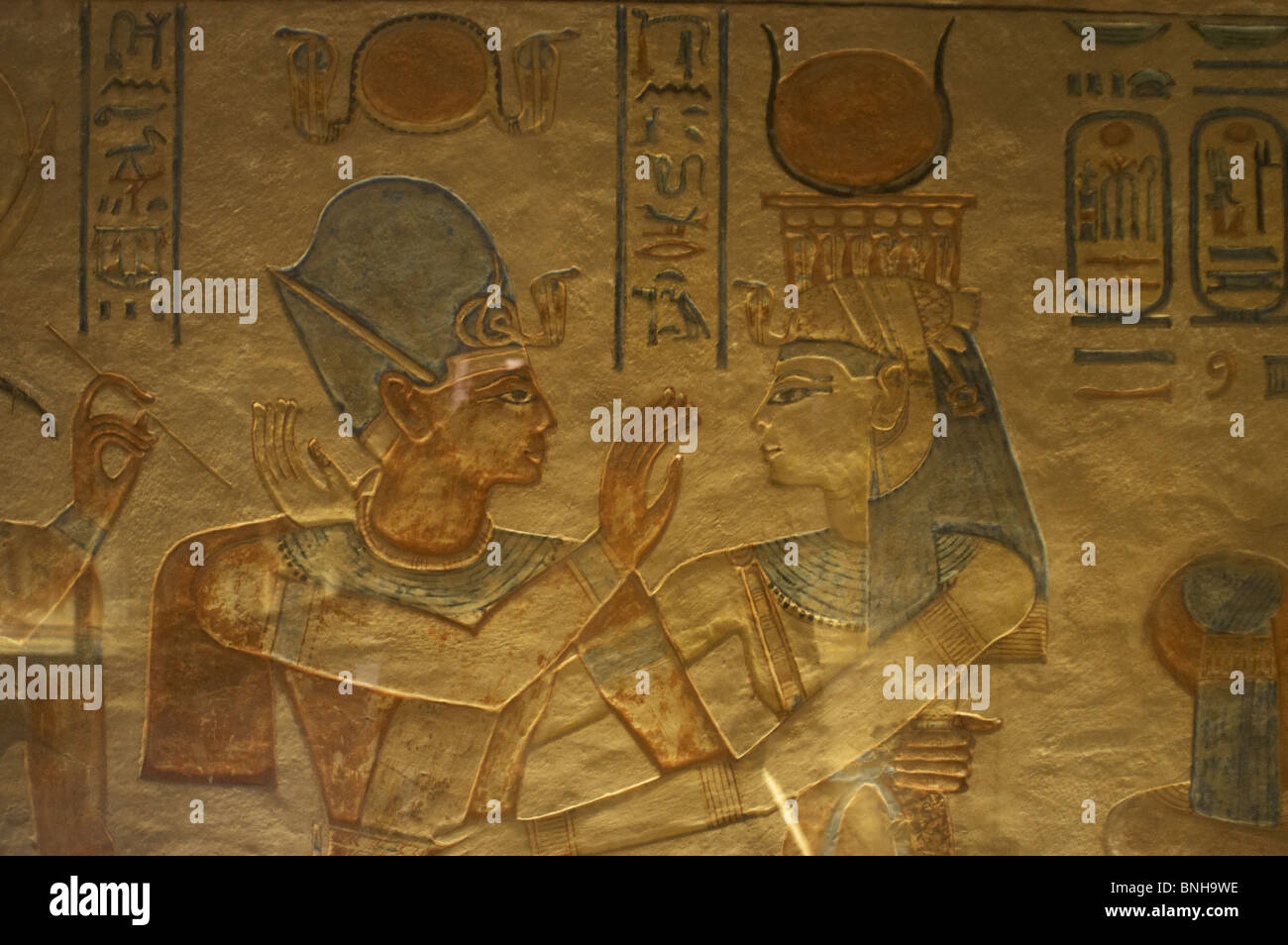 Grab des Amen Khopshef. Polychrome Reliefs schmücken die Grabkammer. Göttin Hathor mit dem Prinzen. Ägypten. Stockfoto