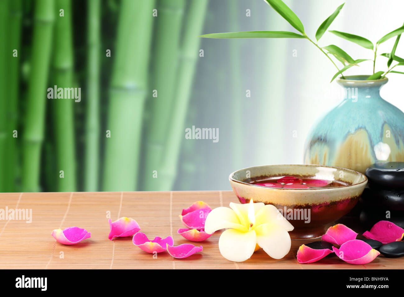 Spa-Stillleben mit Rosenblättern und Bambusblatt Stockfoto