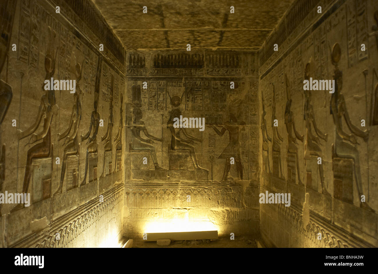 Ptolemäischen Tempel der Hathor und Maat. Polychrome Reliefs, die den Innenraum verzieren. Sitzende Götter. Deir el-Medina. Ägypten. Stockfoto