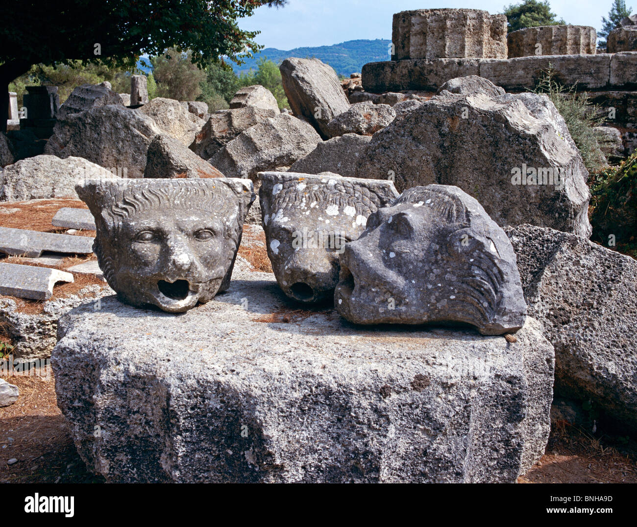 Stein-Löwenköpfe auf dorischen Säulen antiken Olympia in Griechenland Stockfoto