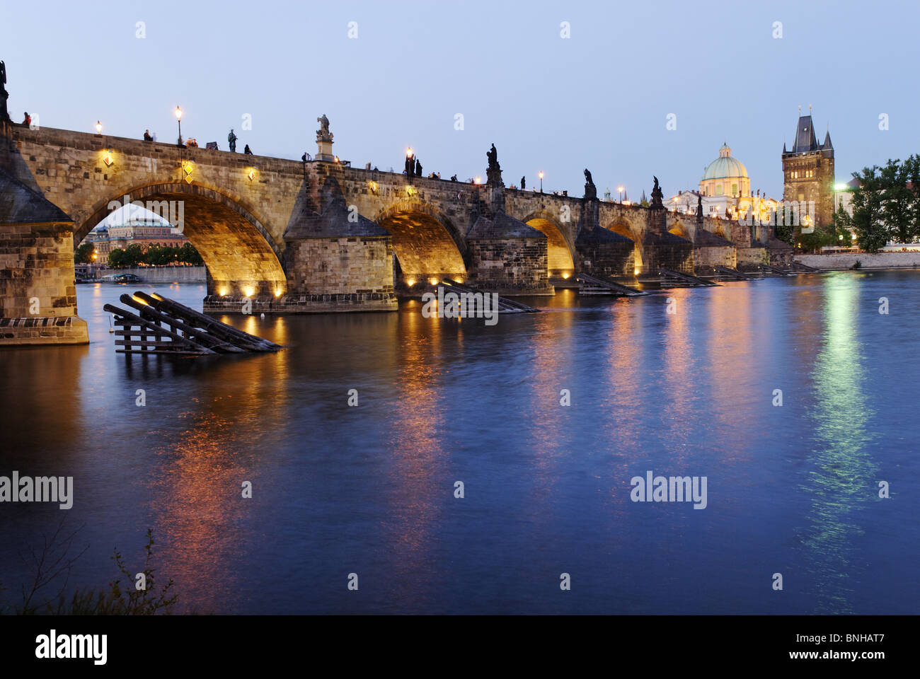 Abend Stimmung Karls Brücke Prag Tschechien Tschechische Republik Europa Dämmerung Altstadt leuchtet Himmelblau böhmische Brücke bauen Stockfoto