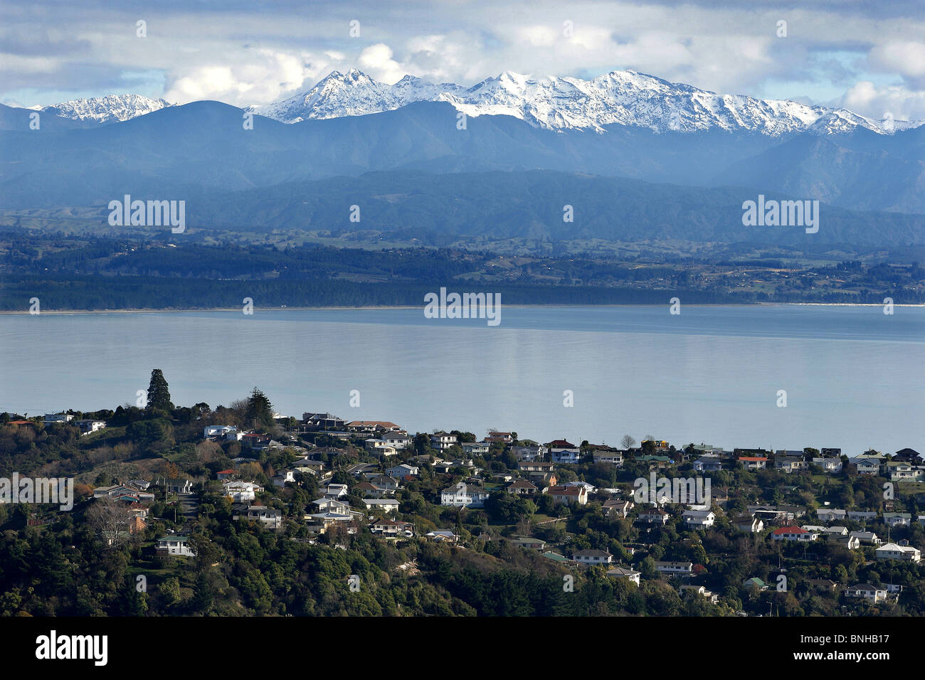Nelson, Neuseeland-Ansicht mit Schnee bedeckt Mount Arthur in der Ferne über Tasman Bay Stockfoto
