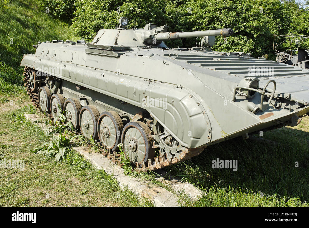 alte russische sowjetische Panzer ungarischen Europa Angriff Fahrzeug Schiff Fahrzeuge Schiffe Kanone gefährlich Kanonen Krieg führenden gebrochen Stockfoto