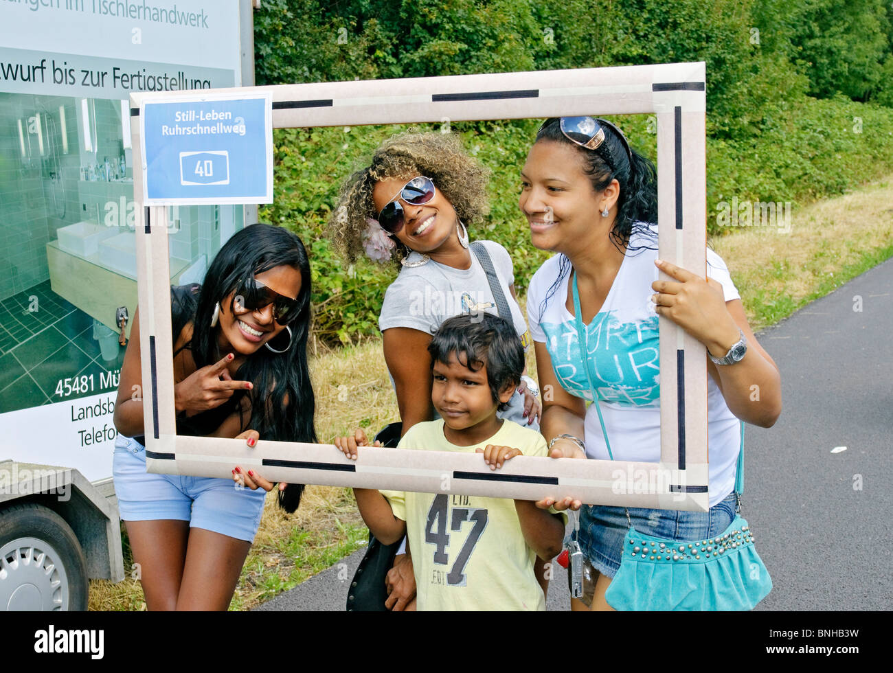 "Still-Leben", junge Besucher der geschlossenen Autobahn A40 im Ruhrgebiet, NRW, Deutschland. Juli 2010 Stockfoto