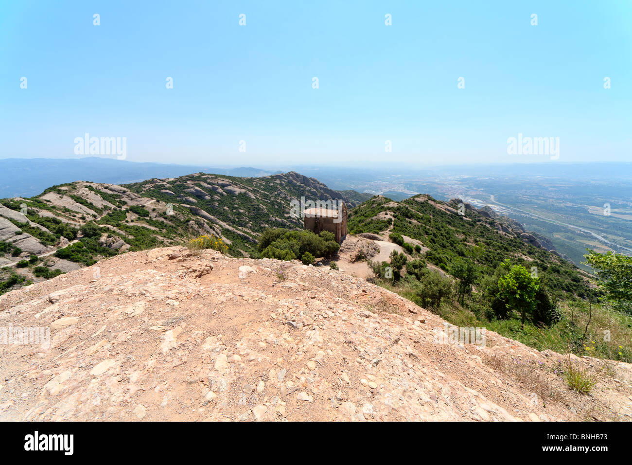 Art der Berg Montserrat mit einer kleinen Kapelle, Spanien Stockfoto
