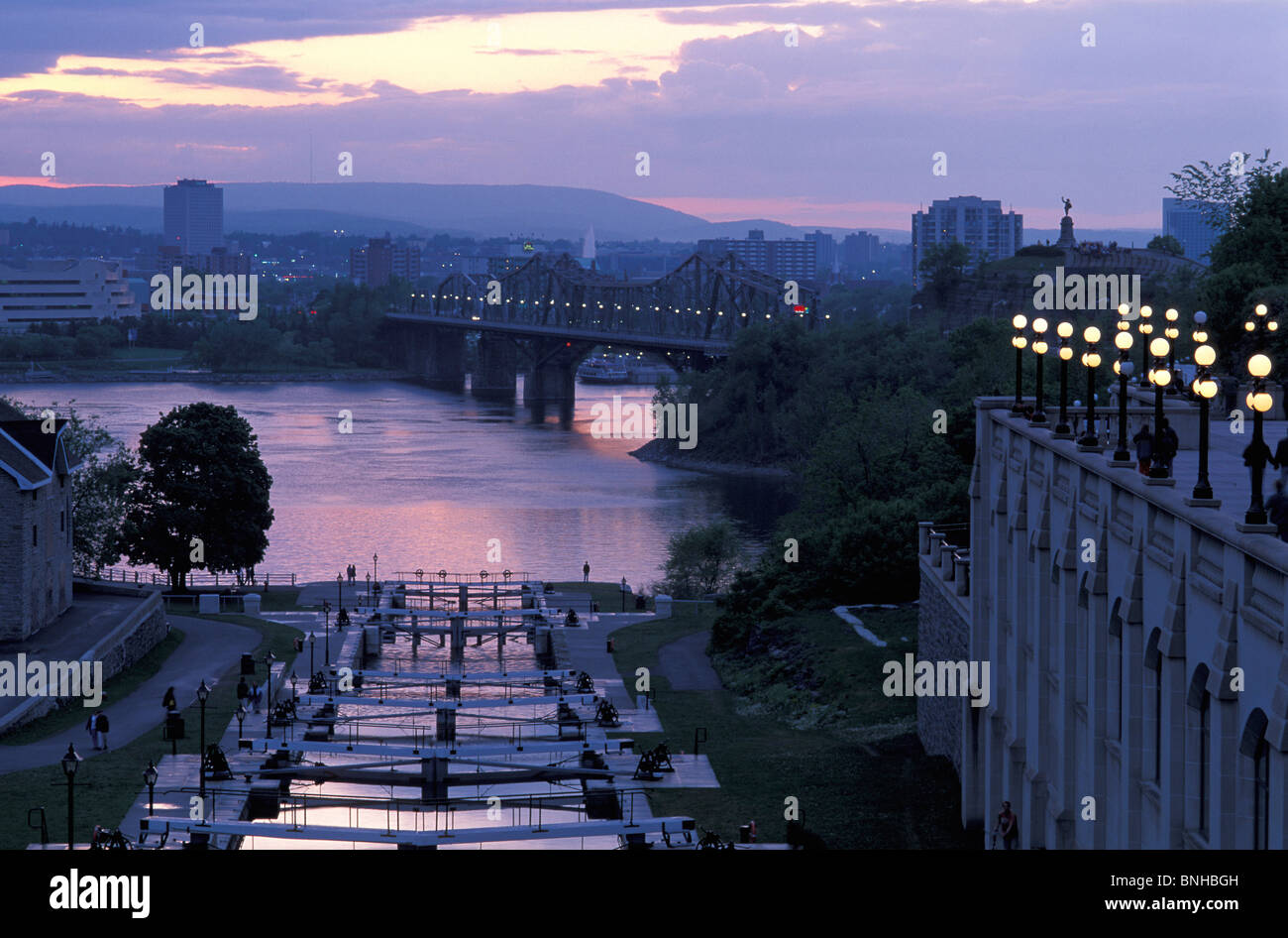 Nordamerika Kanada Ottawa Ontario Rideau Kanal sperren Fluss Dämmerung Abenddämmerung Brücke Stadt Stockfoto