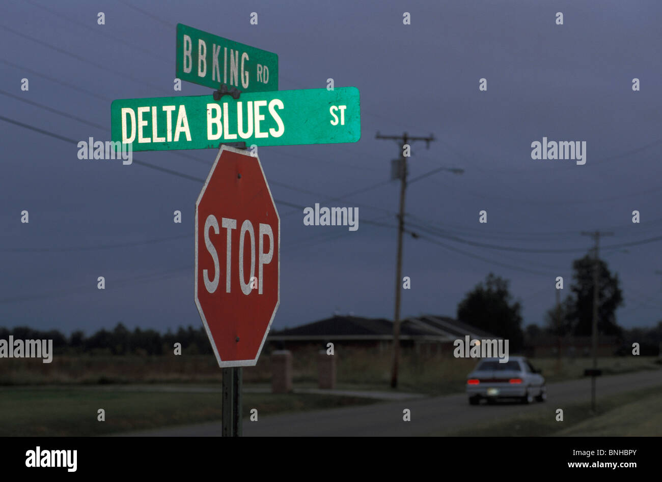 USA Indianola Mississippi Bb King-Stop-Schild Delta Blues Kultur Zeichen Traffic Sign Auto ländlichen Dämmerung Straße Musik Vereinigte Staaten von Stockfoto