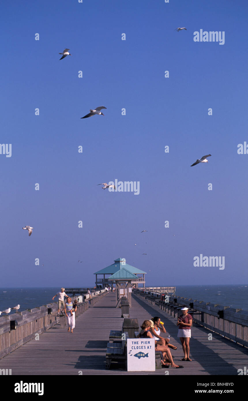 USA Charleston South Carolina Pier Folly Beach Menschen Meer Ozeanküste Vögel Vereinigte Staaten von Amerika Stockfoto