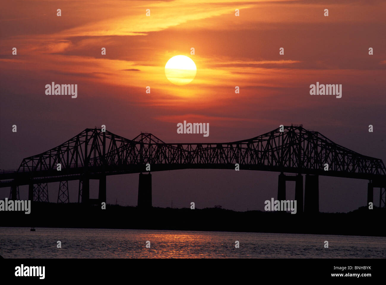 USA Charleston South Carolina Sunset Cooper River Bridge Sonnenuntergang Dämmerung am Abend Silhouetten Wasser Bau Vereinigte Staaten von Stockfoto