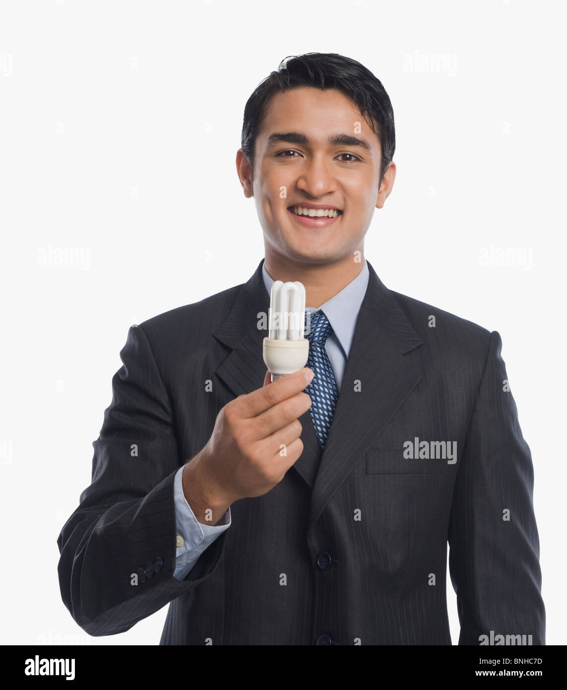 Geschäftsmann, Besitz einer Kompaktleuchtstofflampe Stockfoto