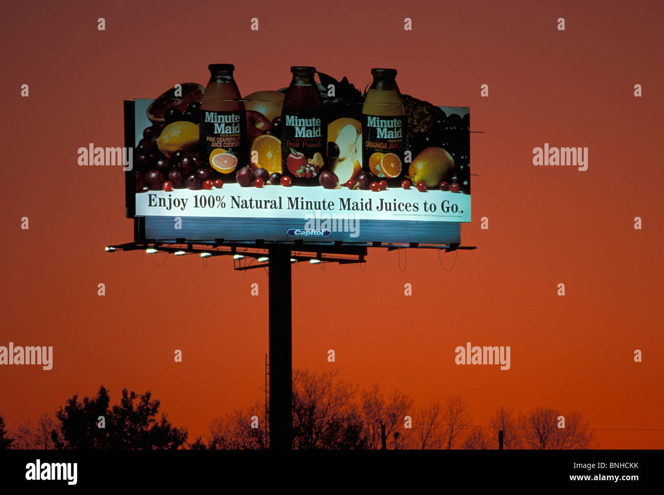 USA Atlanta Georgia Billboard Werbung Board Ortsschild Saft Essen Dämmerung Abenddämmerung Vereinigte Staaten von Amerika Stockfoto