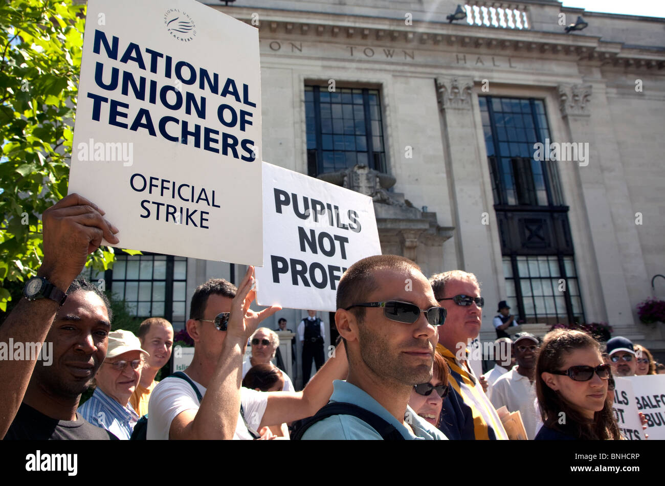 Lehrer protestieren über schlechten Zustand der Balfour School außerhalb Islington Town Hall, London Stockfoto