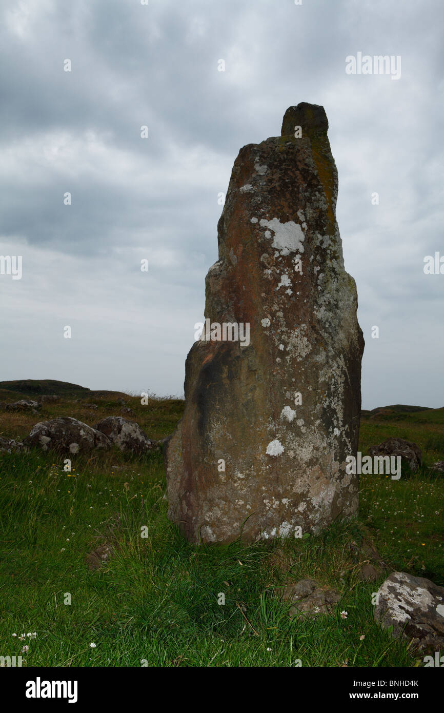 Ein stehender Stein auf der Isle of Mull in der Nähe von Dun Ara, beleuchtet launenhaft. Stockfoto