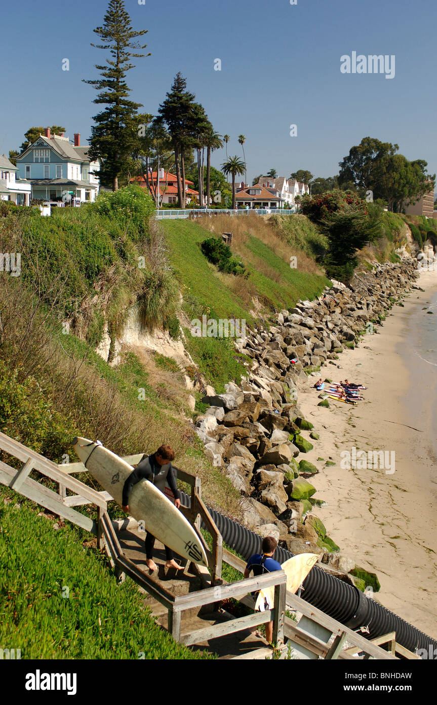 USA Santa Cruz California Surfer Walking Down Schritte Küste Sport Sport Meer Surfen Vereinigte Staaten von Amerika Stockfoto
