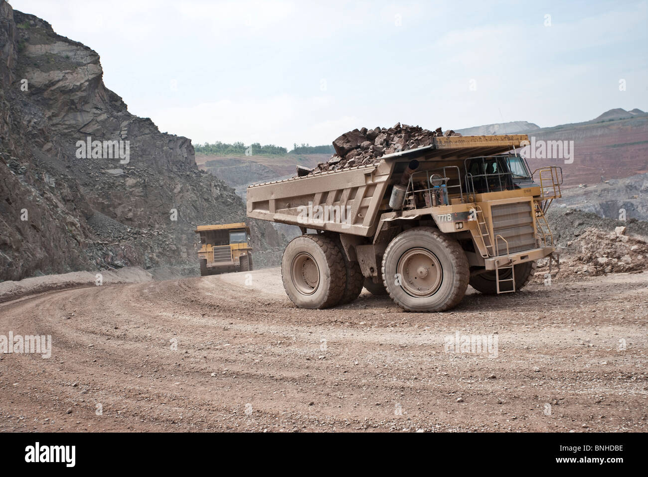 Große Erde Mover LKW im Steinbruch Stockfoto