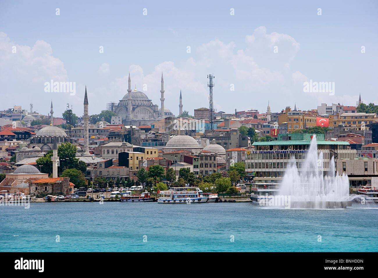 Juni 2008 Türkei Istanbul Stadt Schiffe Boote Brunnen Meer Stockfoto
