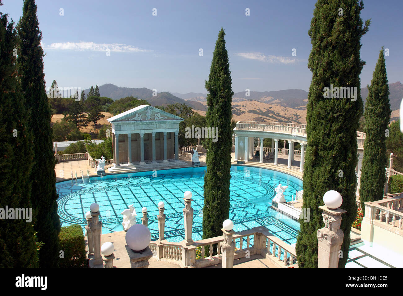 USA San Simeon Kalifornien Neptun Pool Hearst Castle Park Eklektizismus Architektur Villa Garten Staatspark Zypressen vereint Stockfoto