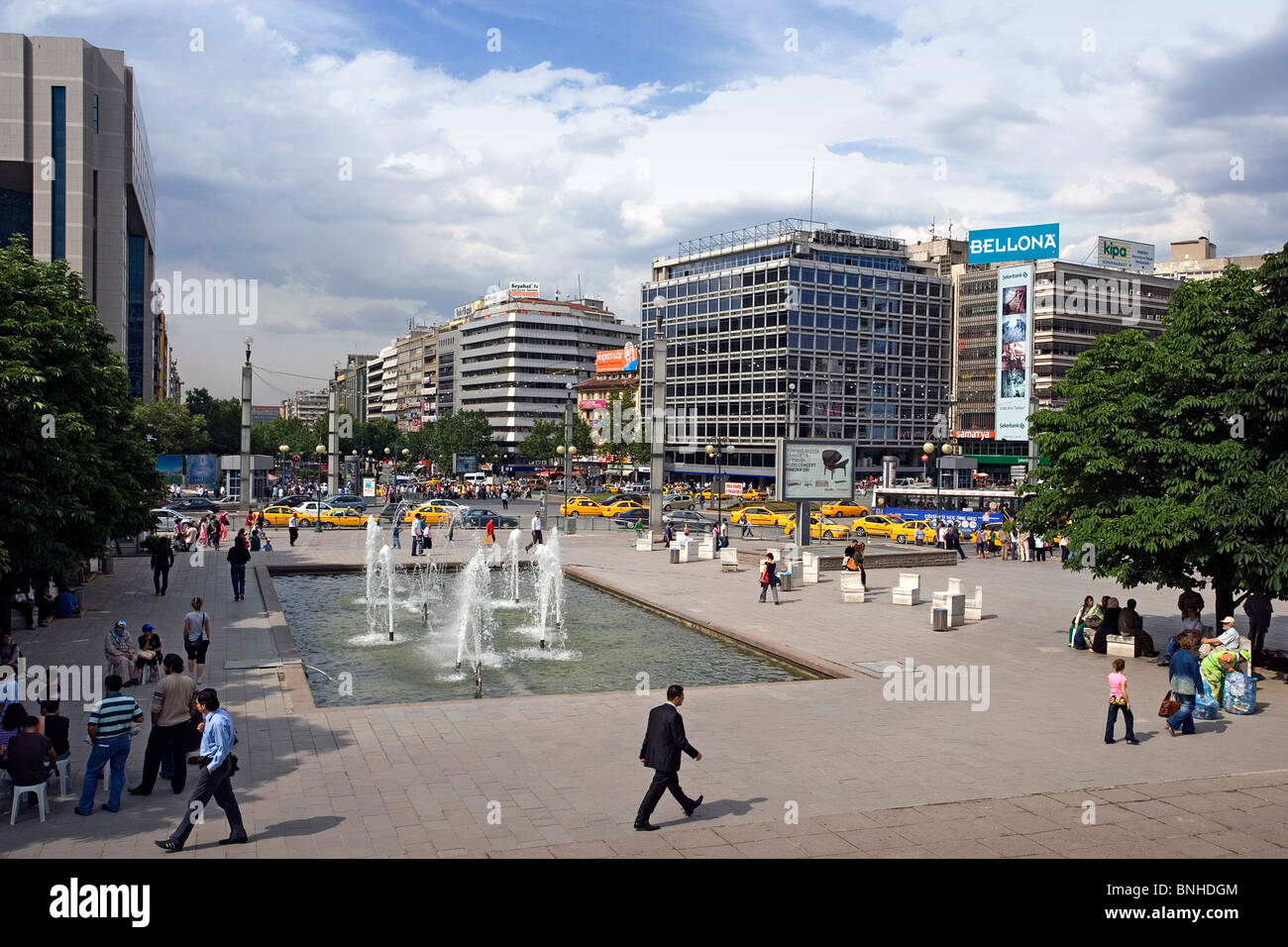 Juni 2008 Türkei Ankara Stadtmenschen zentrale Anatolia Atatürk Boulevard Quadrat Brunnen Straße Zentrum Zentrum Stockfoto