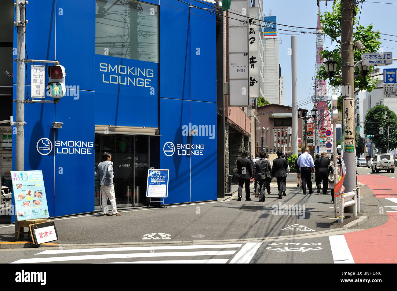 Raucher-Lounge, eine spezielle Platz für Raucher im Tokioter Stadtteil Roppongi, Raucher von der Straße (Japan) zu halten Stockfoto