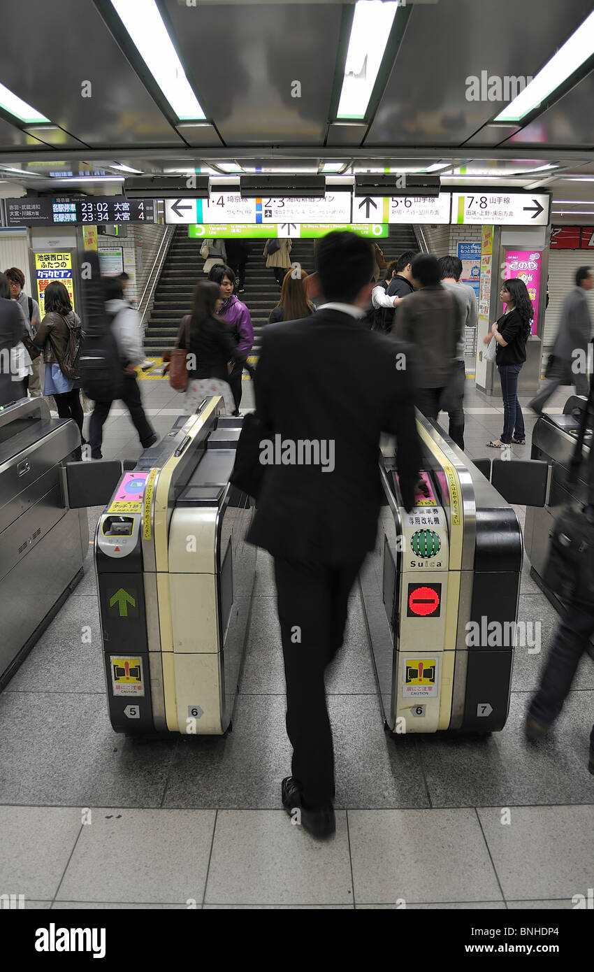 Geschäftsmann auf der Durchreise Ticket-Tor am Tokios Bahnhof Ikebukuro (Japan) Stockfoto