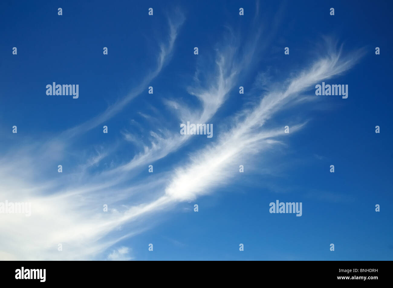 Weiße Wolkenmuster gegen blauen Himmel Stockfoto