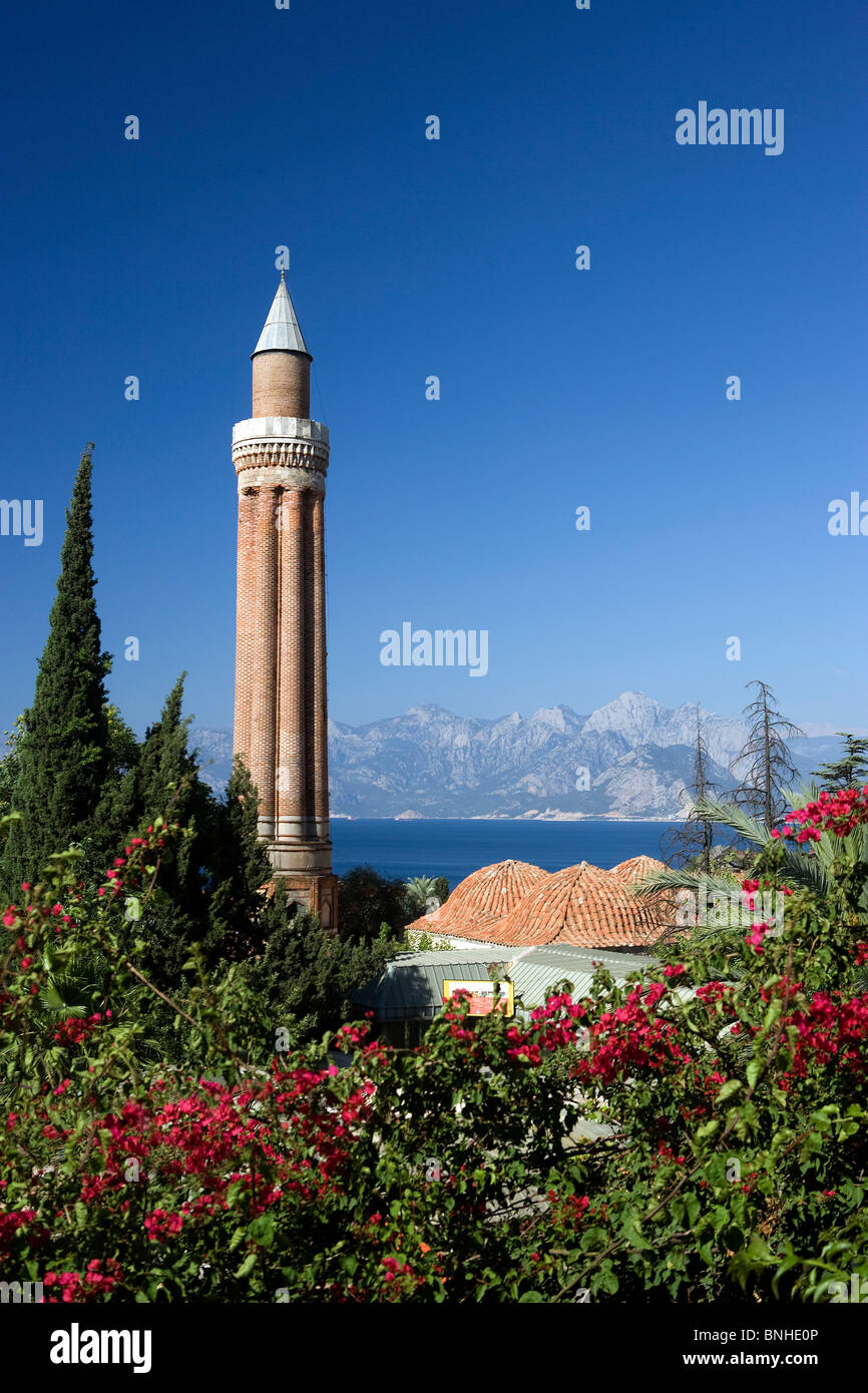 Juni 2008 Türkei Antalya Stadt Yivli Minare Moschee Minarett Pflanzen Blumen Meer Mittelmeerküste Stockfoto