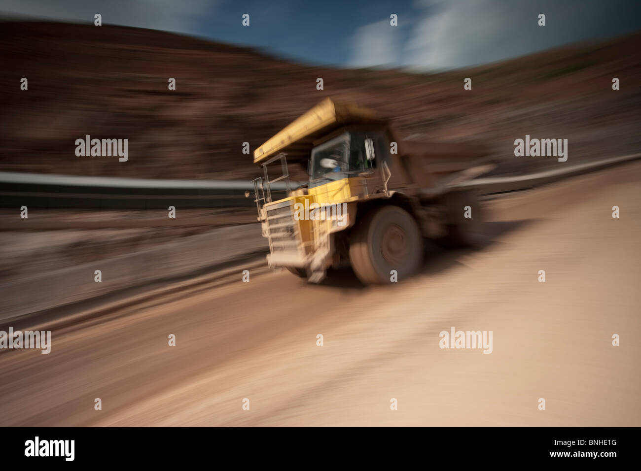 Schwere Erde mover Haul dump Mining Truck überschrift Straße aus Tagebau mit Bewegung Geschwindigkeit anzeigt Stockfoto