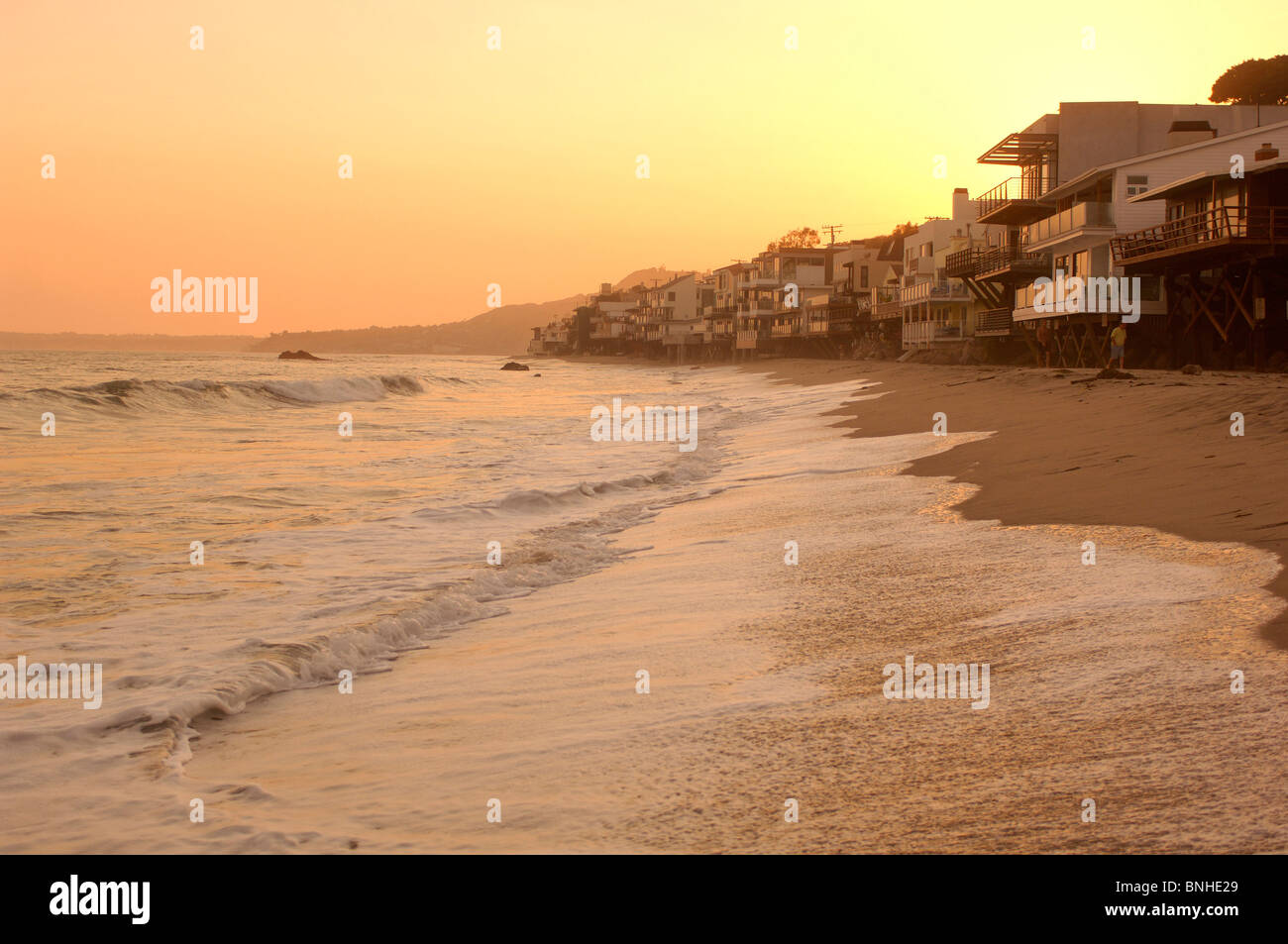 USA Los Angeles Kalifornien Strand Häuser Malibu Küste Meer Küste Ozean Wasser Sandstrand Dämmerung am Abend Vereinigte Staaten von Amerika Stockfoto