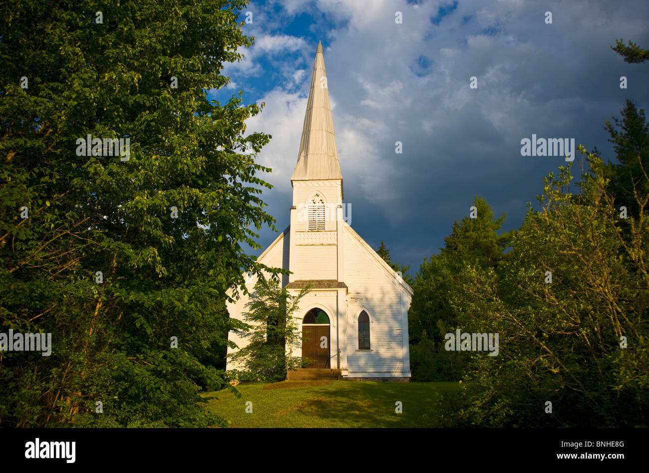 Weiße Kirche im ländlichen New Brunswick Stockfoto