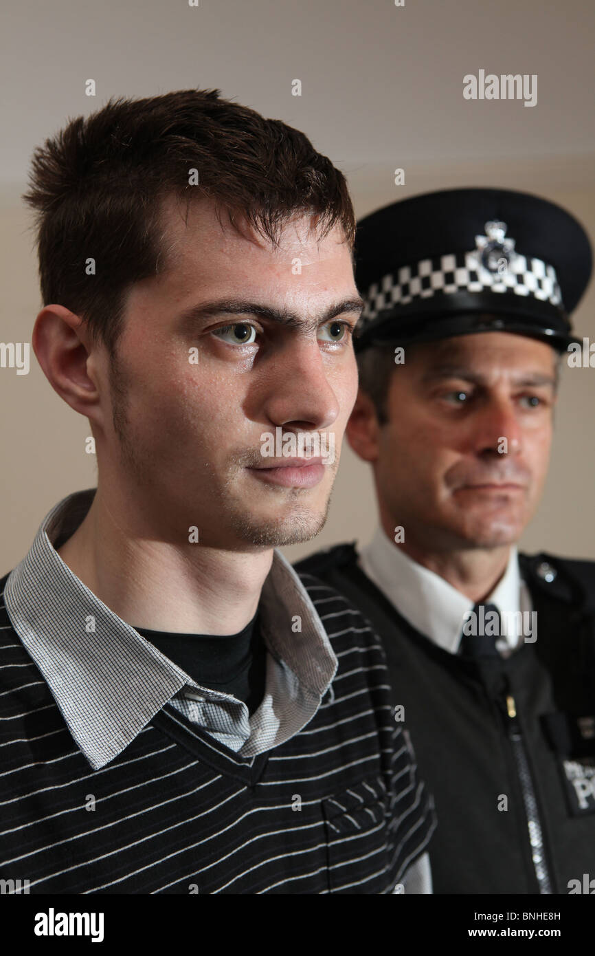 ein Porträt eines großstädtischen Polizisten mit einem polnischen Mann stand neben ihm sehr ernst Stockfoto