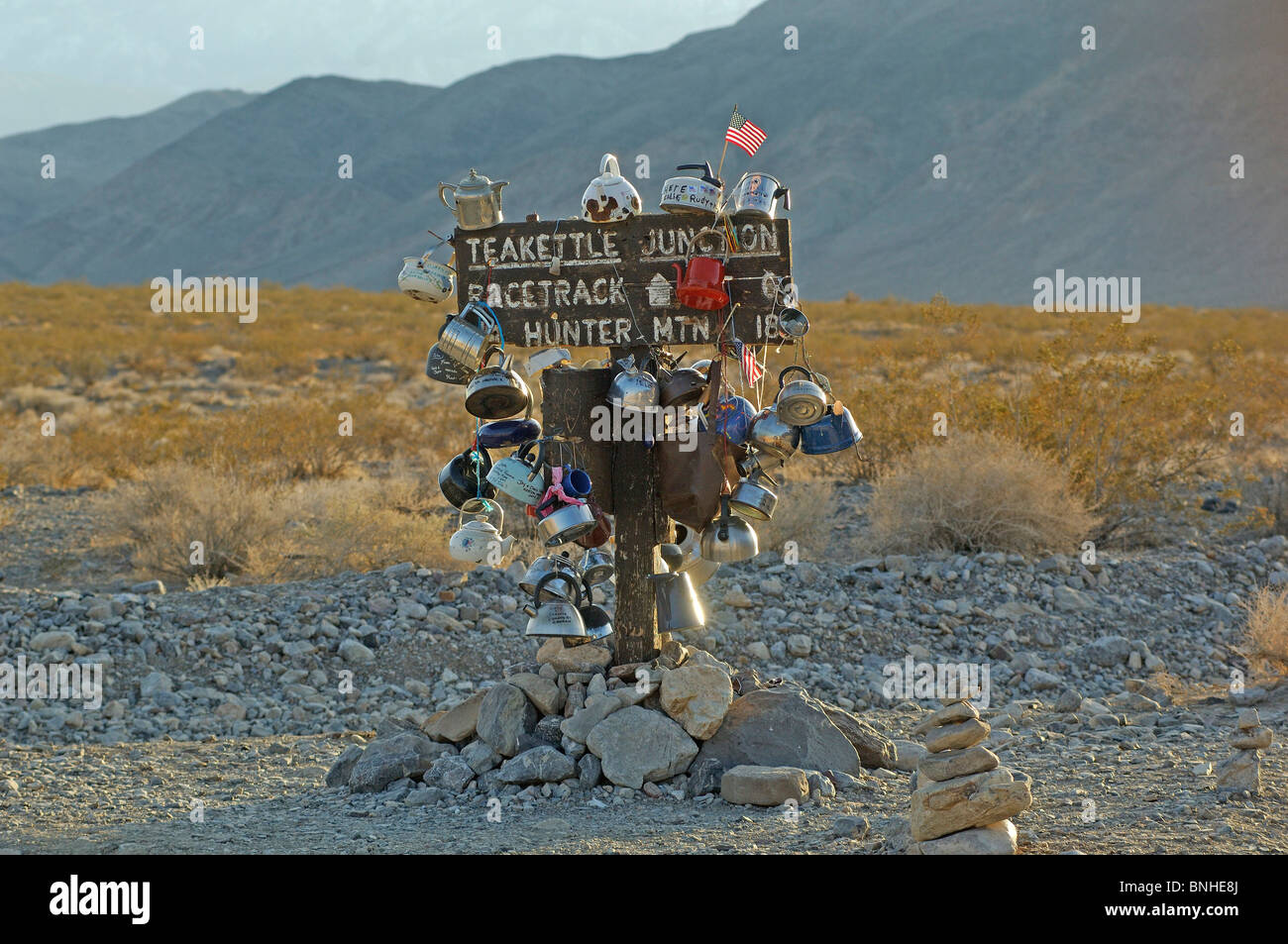 USA-California-Wasserkocher-Kreuzung in der Nähe Rennbahn Death Valley Nationalpark Wasserkocher Tee Zeichen Landschaft Vereinigte Staaten von Amerika Stockfoto